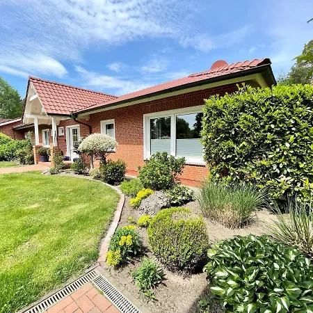 Landhaus Am Wald Mit Garten Mit 1 Schlafnische Und 1 Schlafzimmer Aurich Exterior photo