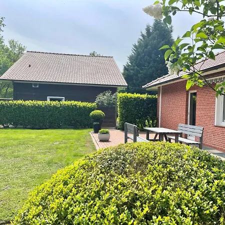 Landhaus Am Wald Mit Garten Mit 1 Schlafnische Und 1 Schlafzimmer Aurich Exterior photo