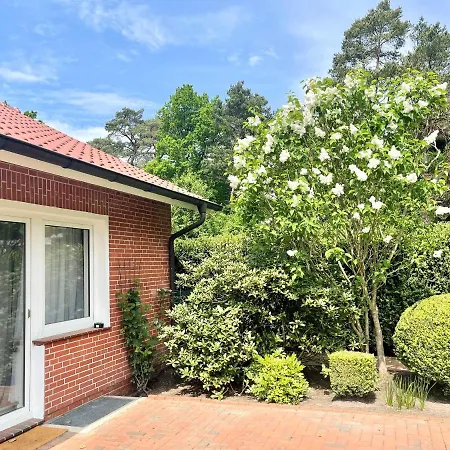 Landhaus Am Wald Mit Garten Mit 1 Schlafnische Und 1 Schlafzimmer Aurich Exterior photo